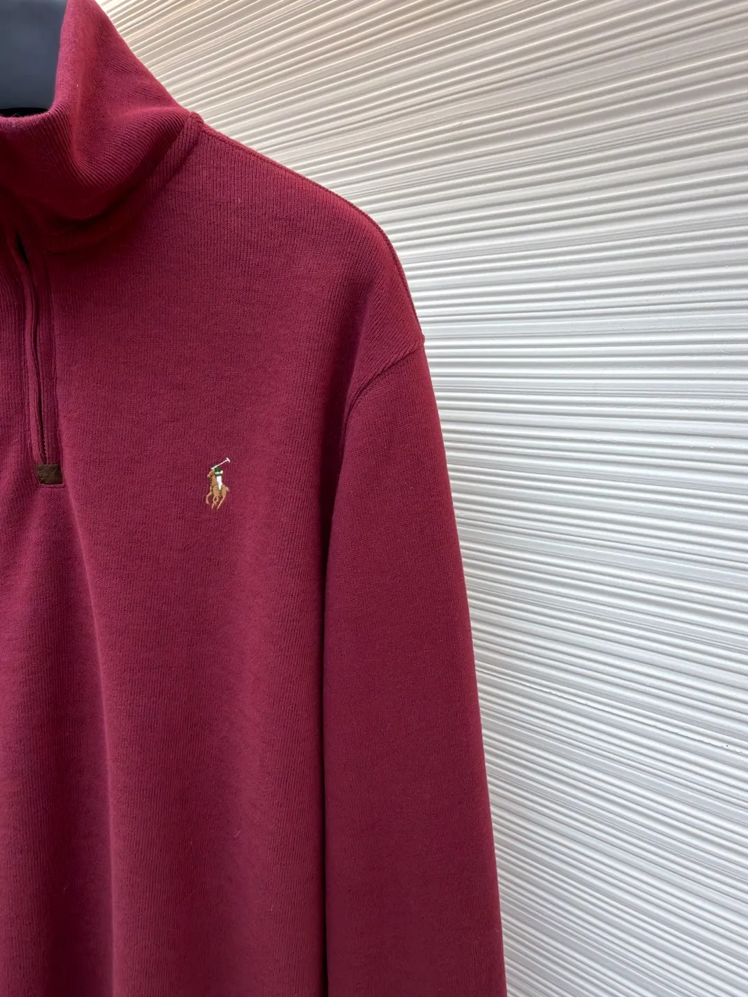 Ralph Lauren gold embroidered half turtleneck sweatshirt ●Original version: Purchased and developed at 1690 ●Item number: 1682169-A55 ●Fabric: Yayun essence cotton velvet fabric ●Technology: Embroidery production ●Color: Burgundy ●Version: Fitted version ●Weight: about 520 grams ●Size: S-M-L-XL ●Description: Customized Yayun essence cotton velvet fabric, soft and silky, comfortable and close to the skin With a pure black tone as the base color, the plaid twill trim is on the neckline, carrying the elegance and retro of British style. The exquisite golden pony logo is embellished with it. It has its own focus and is highly recognizable. The simple and smooth lines outline the overall outline. The half-zipper design is sublimated, casual yet stylish. In the name of design, it creates a new fashionable realm of sweatshirts. Adopt imported machine embroidery technology, use advanced computer control systems and precision mechanical components to achieve pony logo embroidery operations with high precision. The lines are smooth and delicate, and the fabrics have been washed. It has a better hand feel and texture, is not easy to deform, is not easy to shrink, is not easy to fade, and maintains long-term beauty. The overall wiring is straight and delicate, the fabric is comfortable and soft, and the color is consistent without color difference. It can be matched with the same style to create a fashionable look and control various occasions. Customized accessories, complete with three standards, same style for men and women!